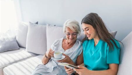 Yaşlılık ve Bakım Hizmetleri: Yaşlanan Nüfusa Yönelik Sosyal Kurumların Rolü